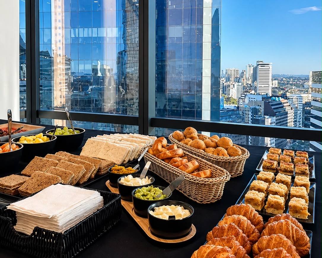 Mesa de desayuno de DA Catering con medialunas y opciones saludables