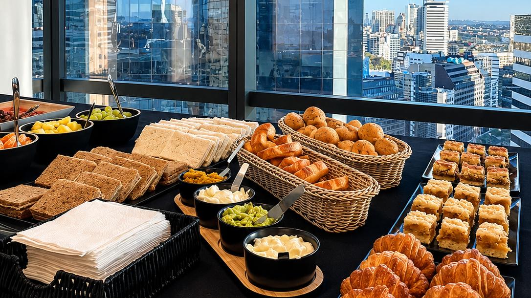 Mesa de catering corporativo de DA con platos servidos