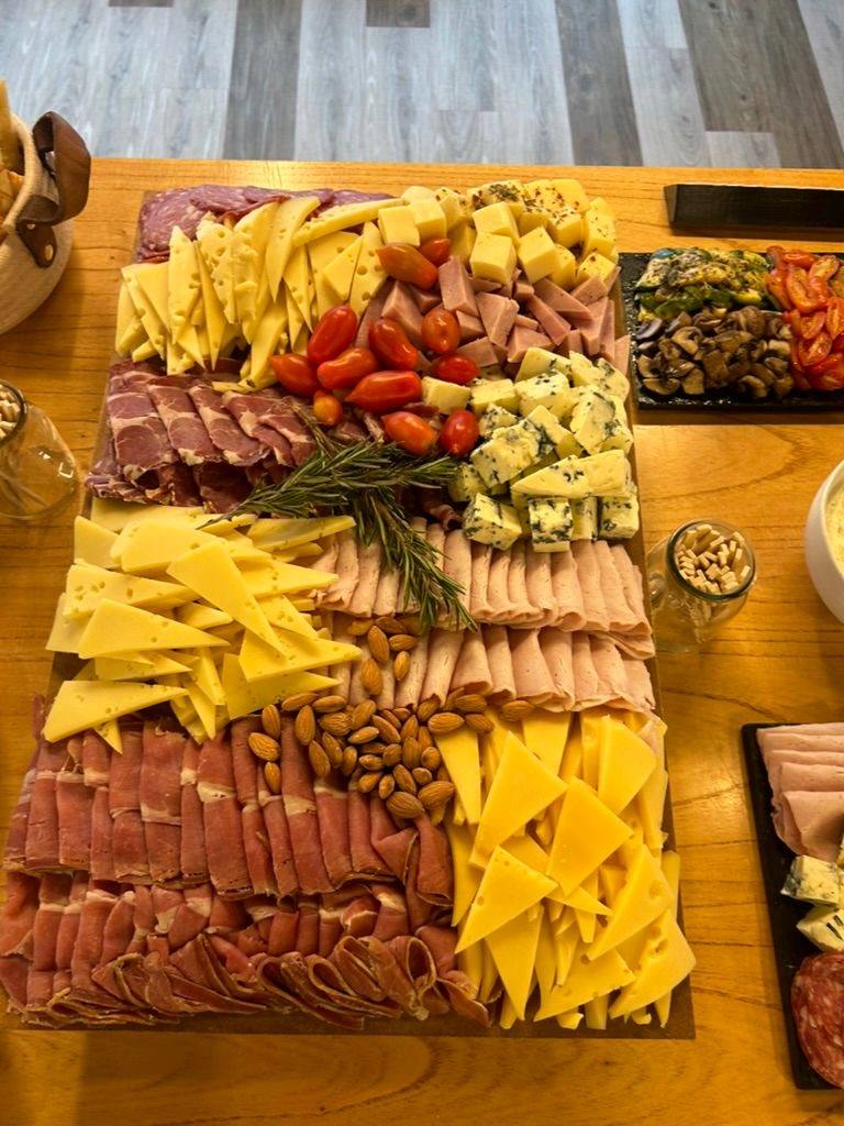Tabla de quesos y charcutería para un cóctel