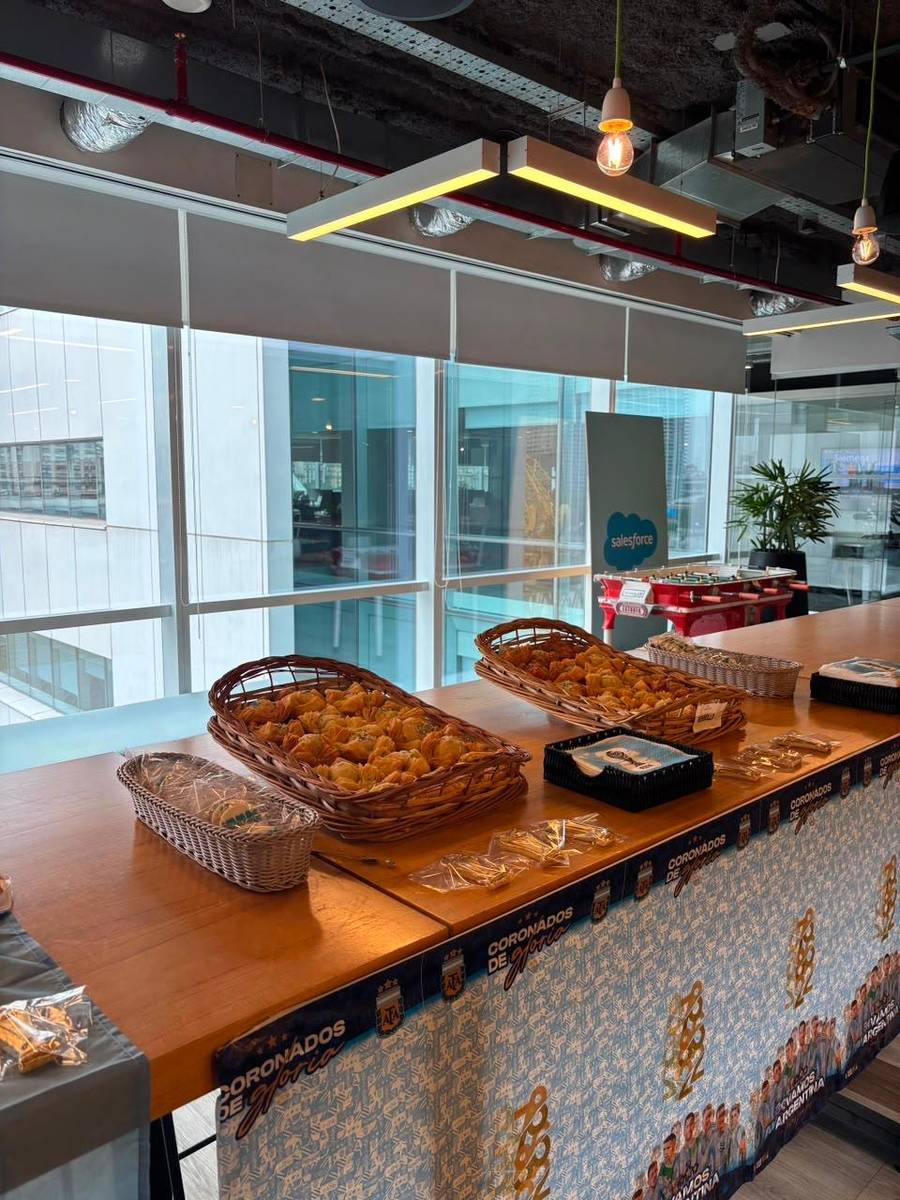 Buffet de almuerzo con panes y decoración