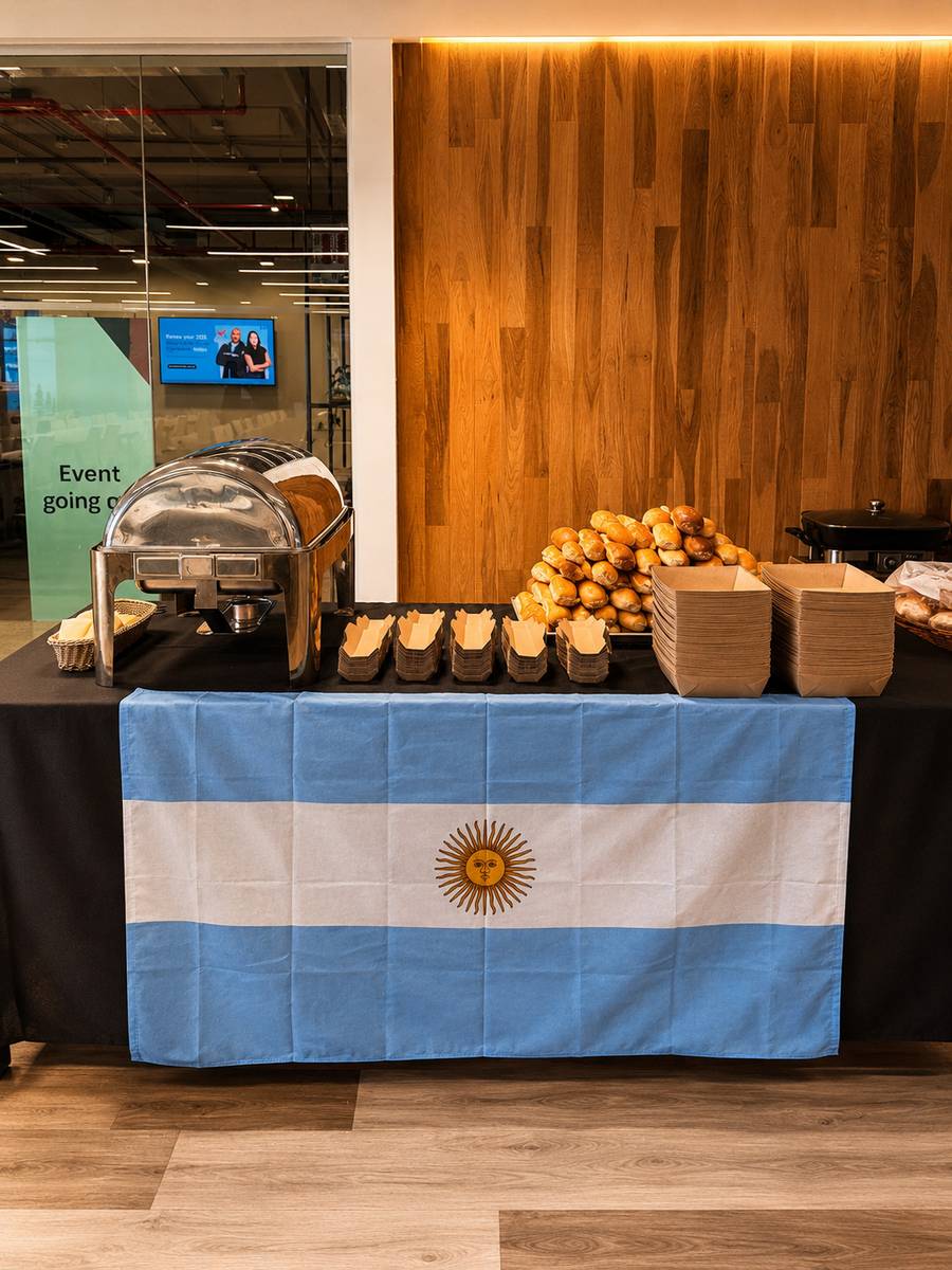 Estación de almuerzo con bandera y panificados