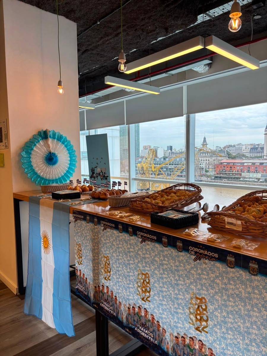 Mesa de almuerzo decorada con bandera argentina