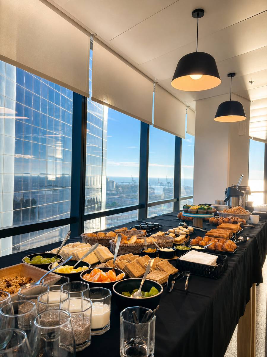 Buffet de almuerzo con ensaladas y sándwiches