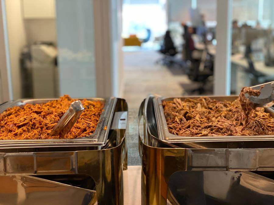 Bandejas de carne desmenuzada en estación de almuerzo