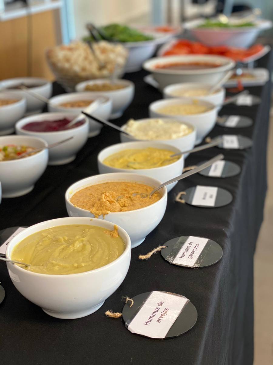Bowls de dips y guarniciones para un cóctel