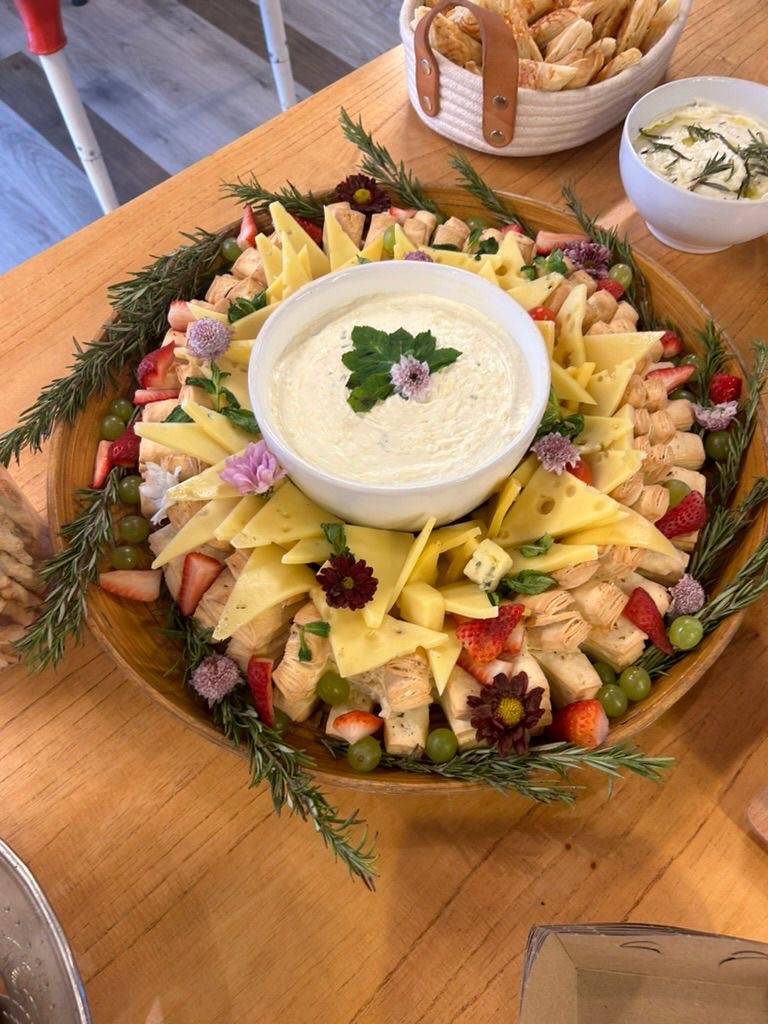 Plato de quesos y fiambres para una recepción