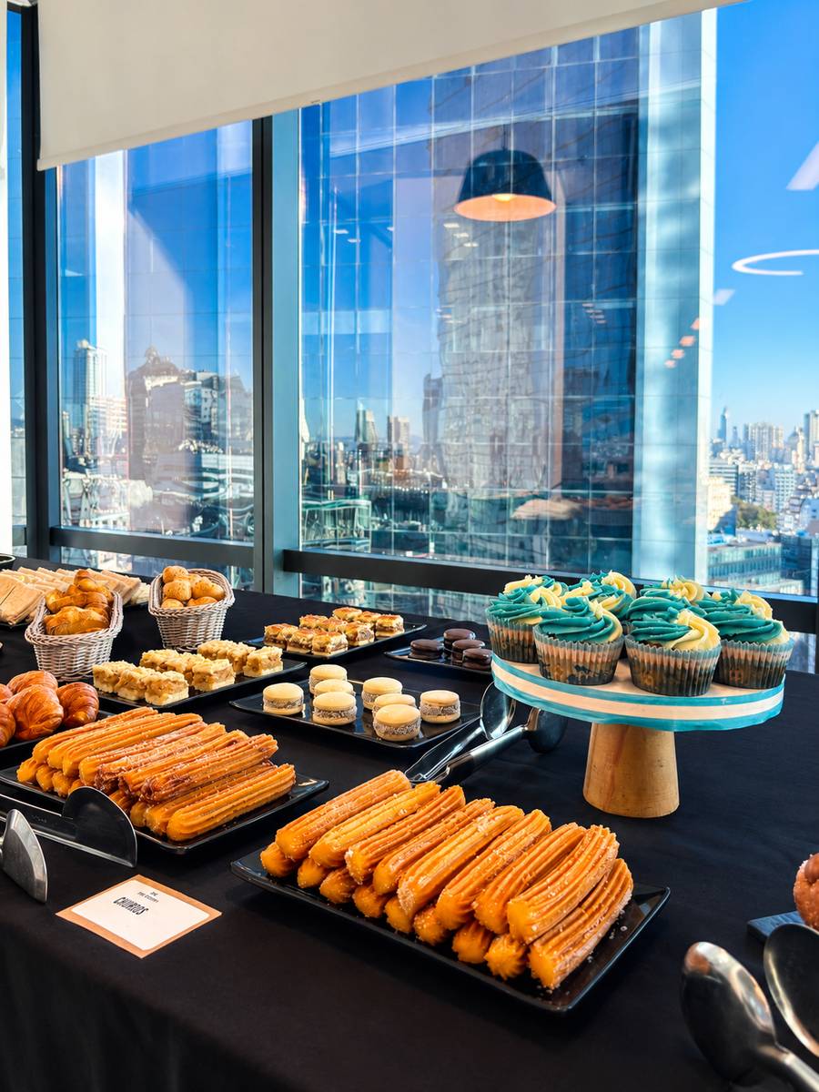 Mesa dulce con churros y cupcakes para una pausa
