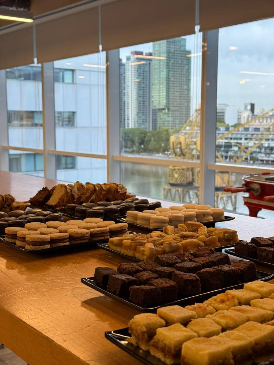 Bandejas de dulces y masitas para un coffee break