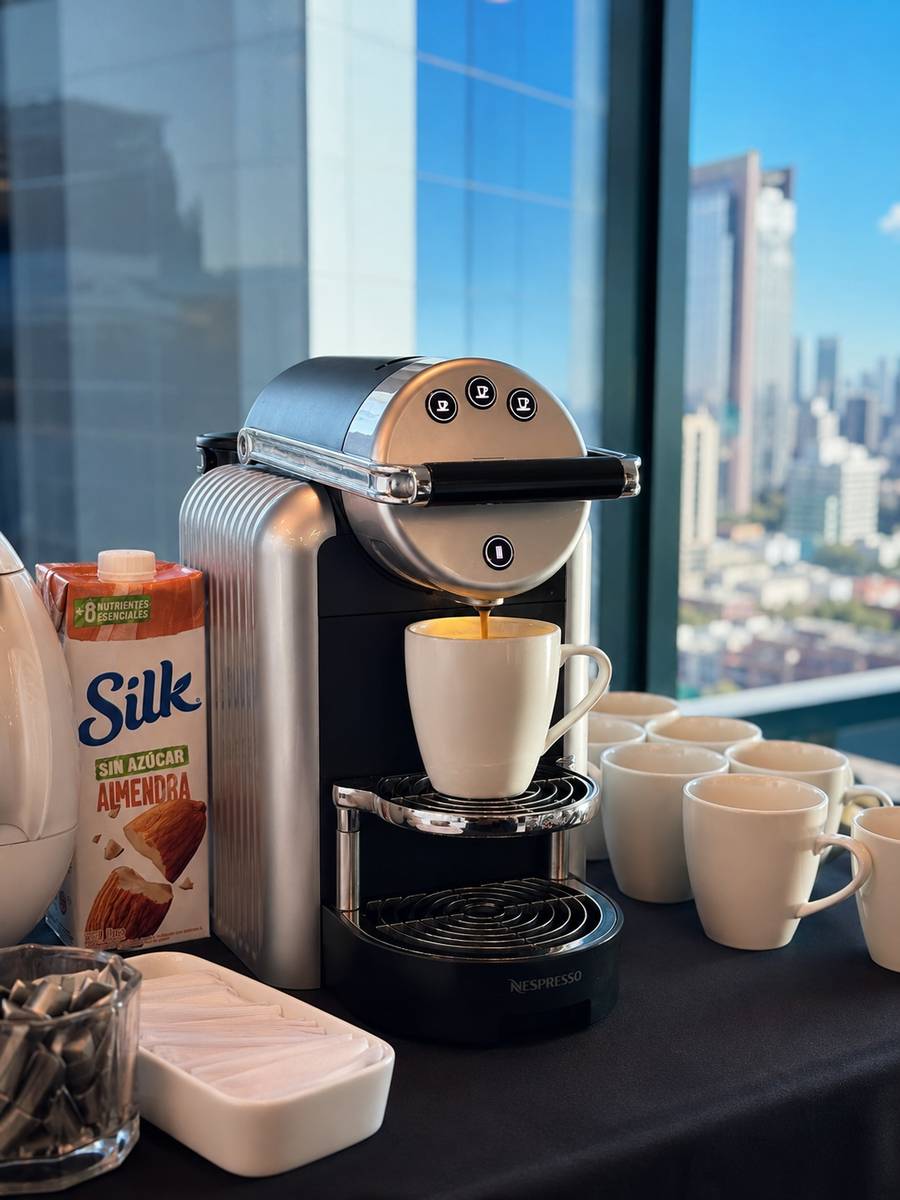 Cafetera lista para servir en una pausa de oficina