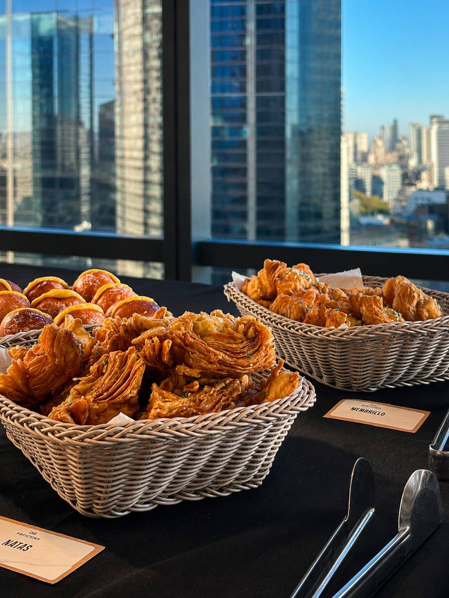 Canastos de churros y facturas para un desayuno de oficina