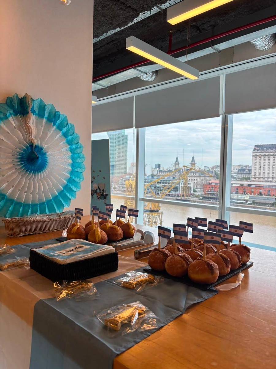 Mesa de desayuno con decoración y pastelería