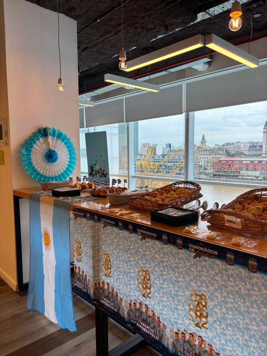 Mesa de desayuno con decoración temática