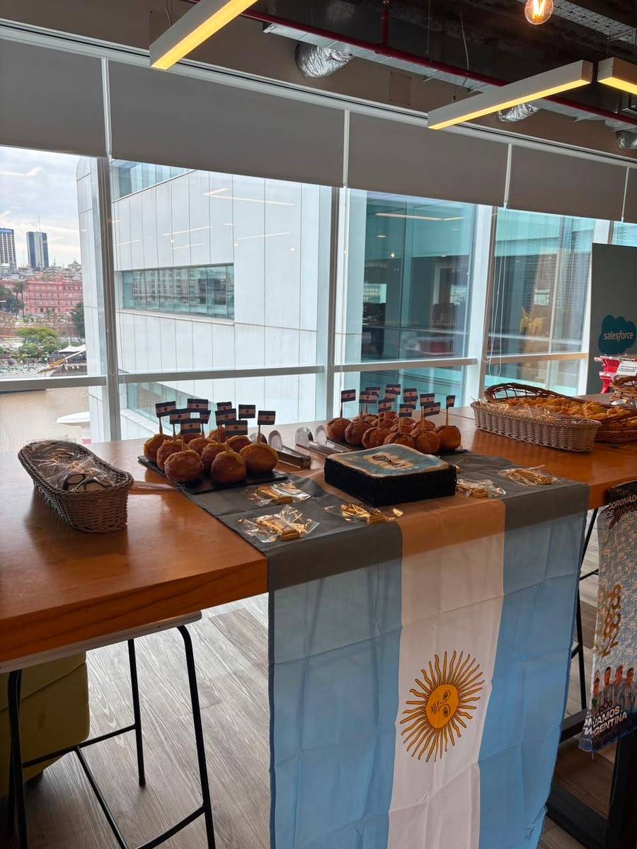 Mesa de desayuno decorada para un evento especial