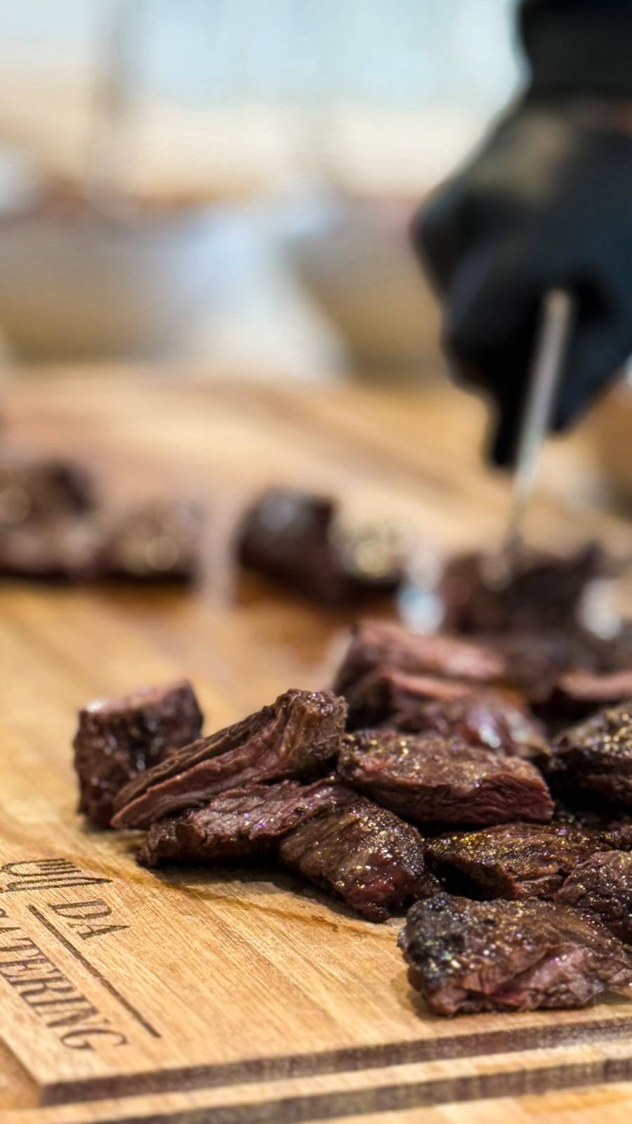 Corte de carne a la parrilla para un almuerzo al aire libre