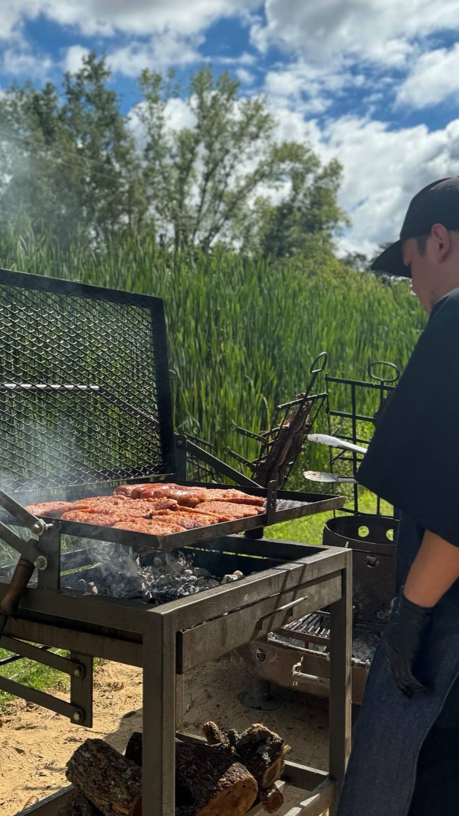 Parrillero de DA Catering cocinando un asado al aire libre