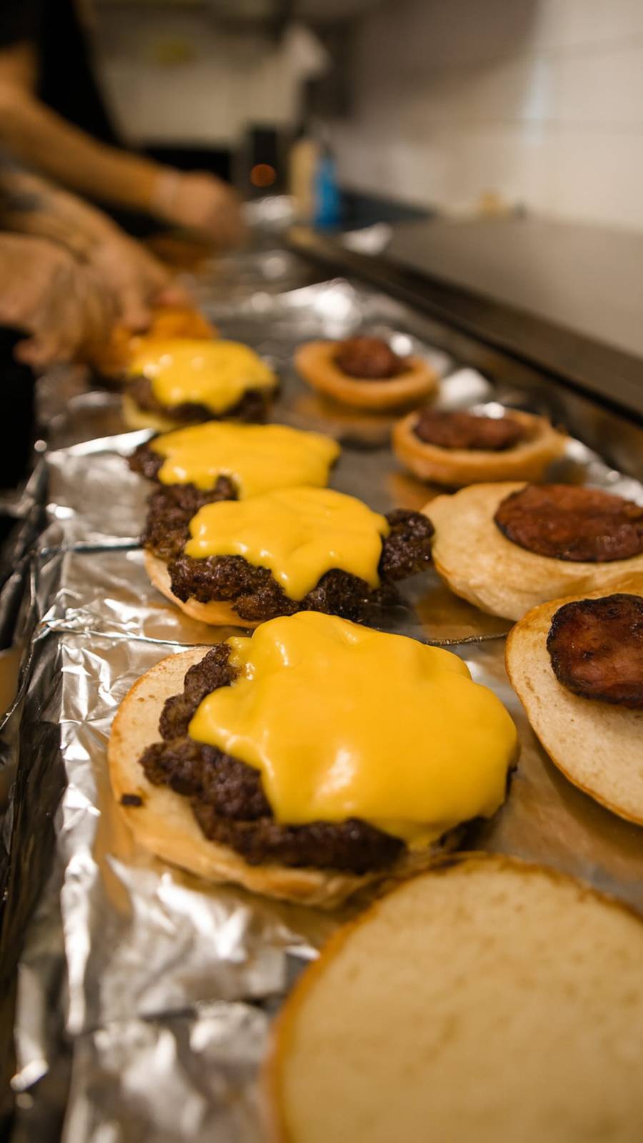 Hamburguesas en preparación para un almuerzo de estación