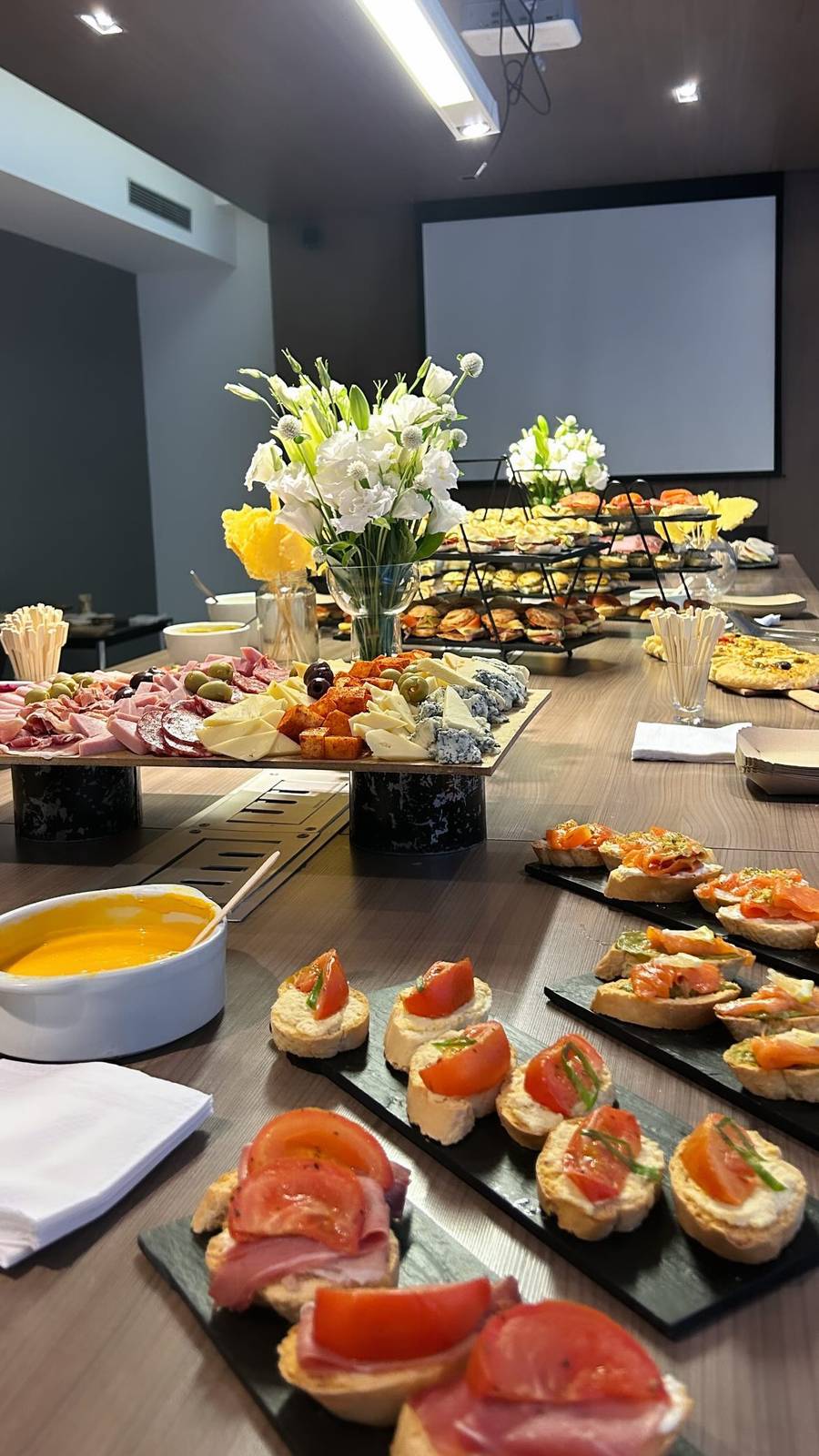Canapés de salmón ahumado y jamón crudo para una recepción