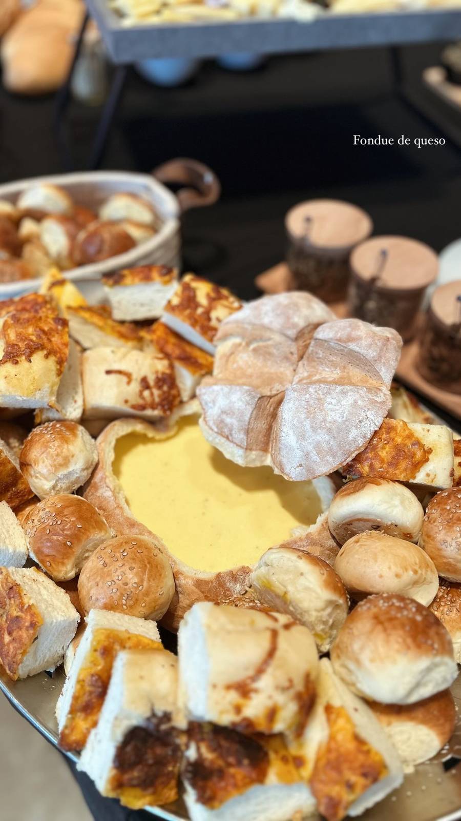 Fondue de queso con pan para compartir