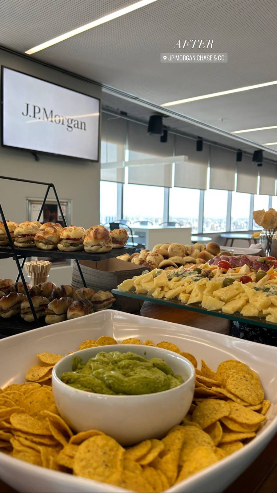 Mesa de finger food en un evento corporativo