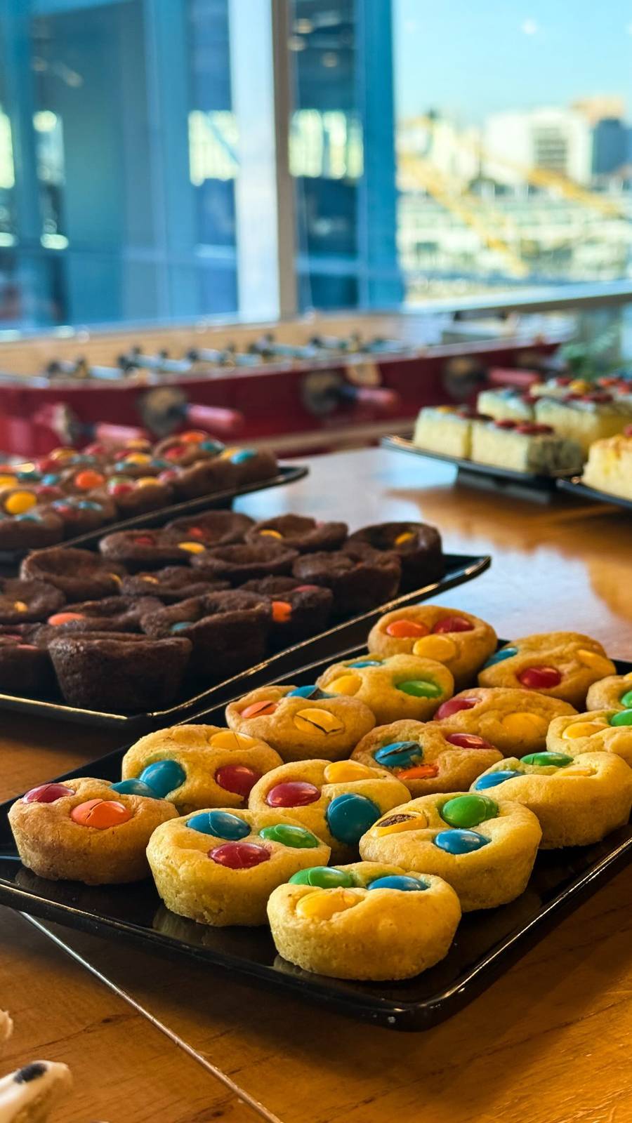Cookies decoradas con M&Ms para un coffee break