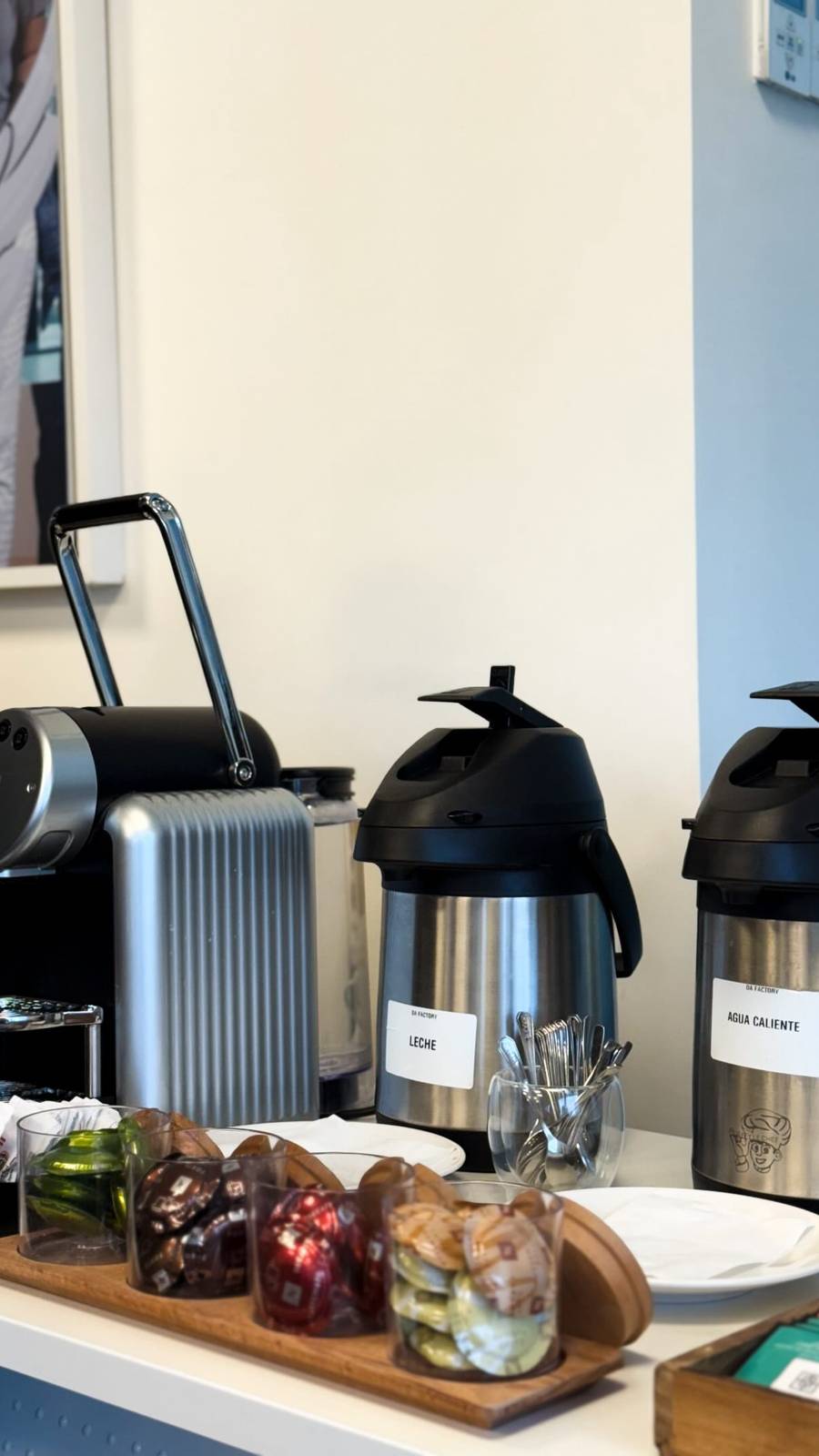 Estación de café e infusiones con frascos de golosinas