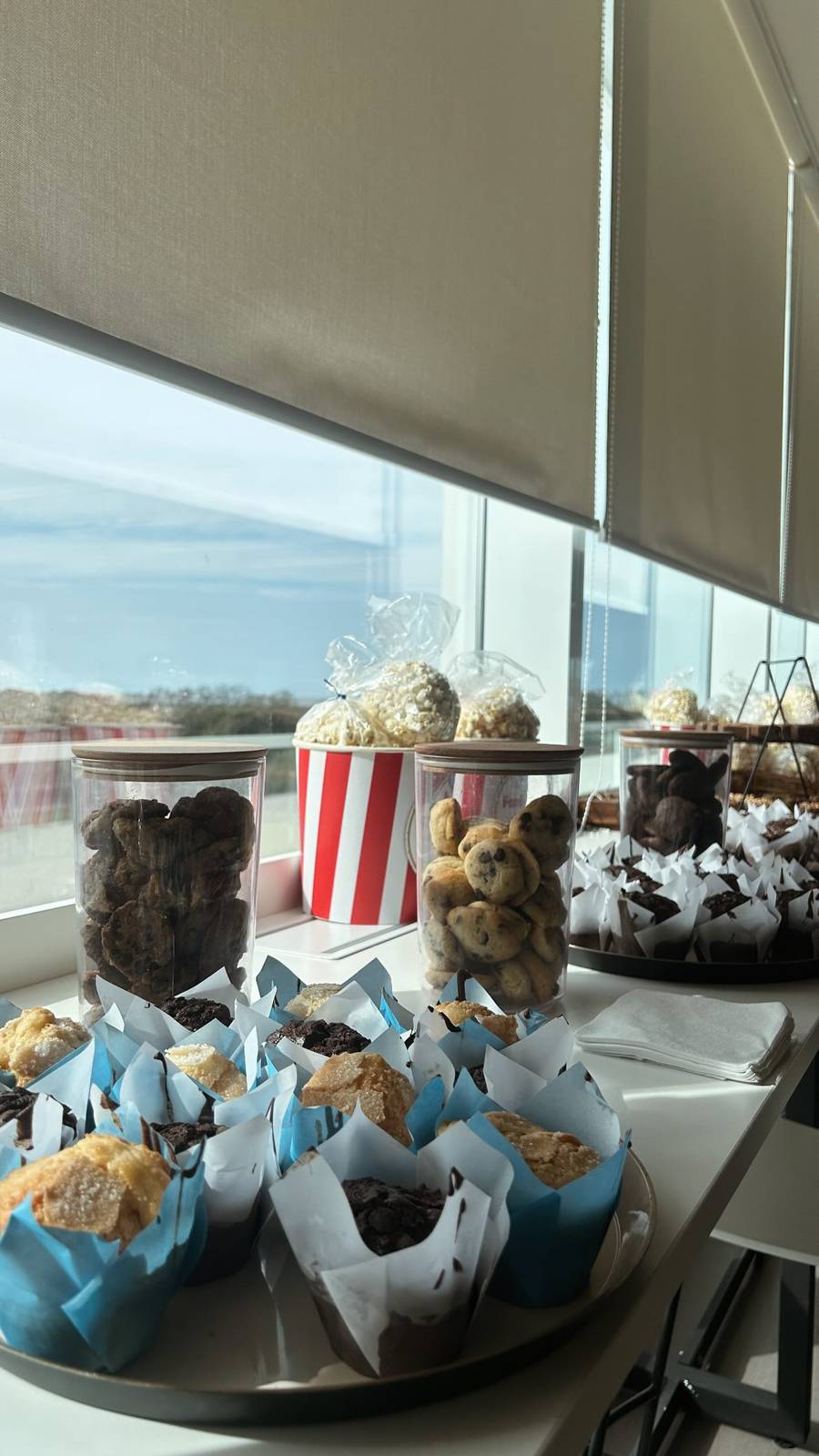 Frascos de galletitas y popcorn para una pausa