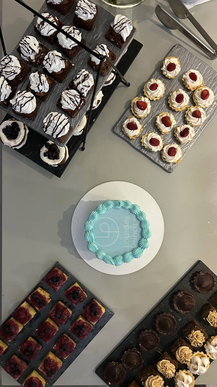 Mesa de postres variados para un evento