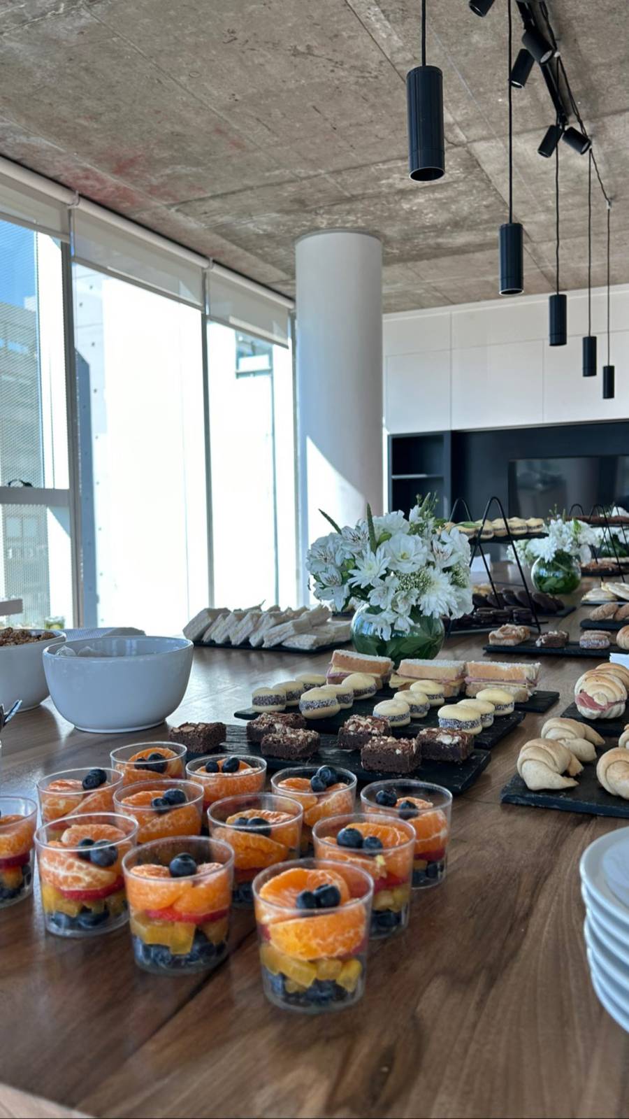 Vasitos de frutas frescas para un desayuno corporativo