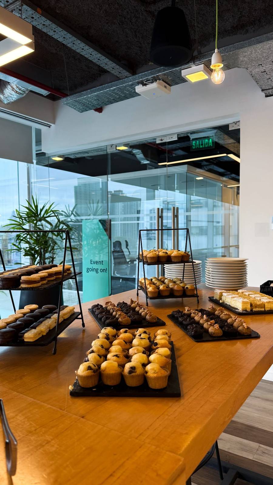 Mesa de pastelería surtida para un desayuno corporativo