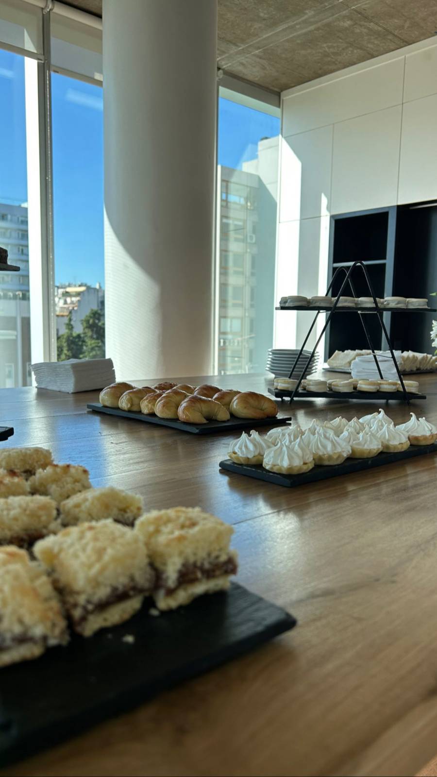 Panificados y bocaditos dulces junto a la ventana