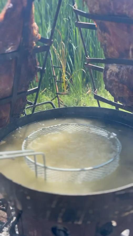 Cocción de carne en olla al aire libre