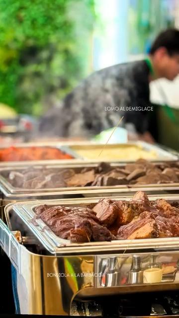 Lomo al demiglace y bondiola a la barbacoa en estación de almuerzo
