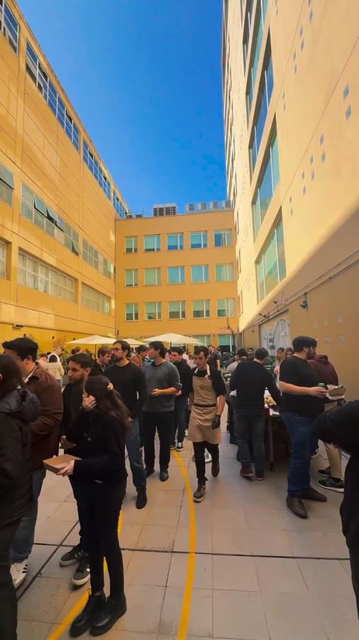 Almuerzo corporativo al aire libre en el patio de una empresa