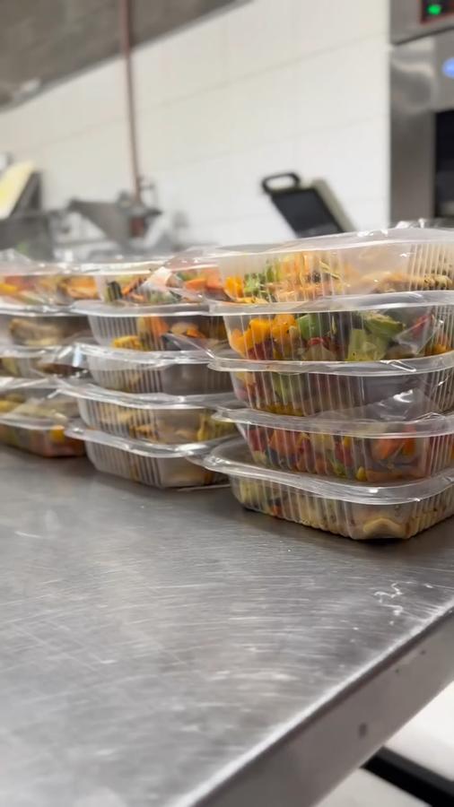 Viandas apiladas en la cocina de DA Catering