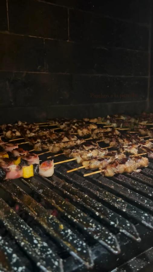 Brochettes a la parrilla para un cóctel
