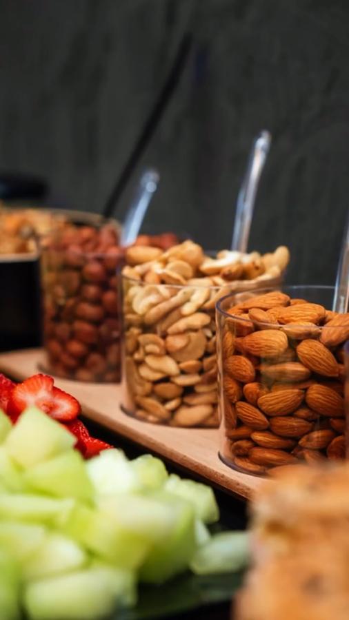 Estación de frutos secos y fruta fresca para una pausa