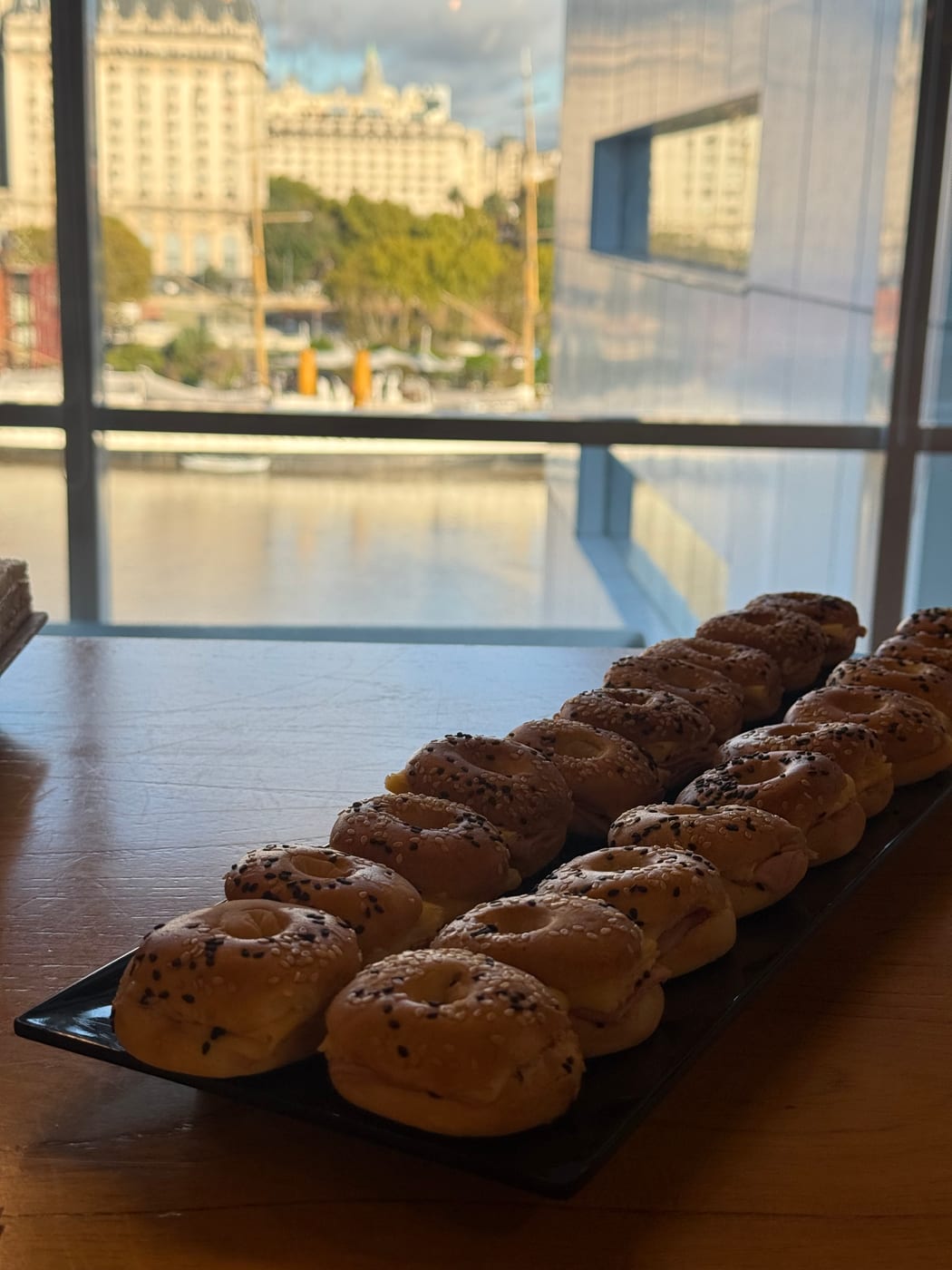 Bandejas de panificados surtidos para un almuerzo de oficina