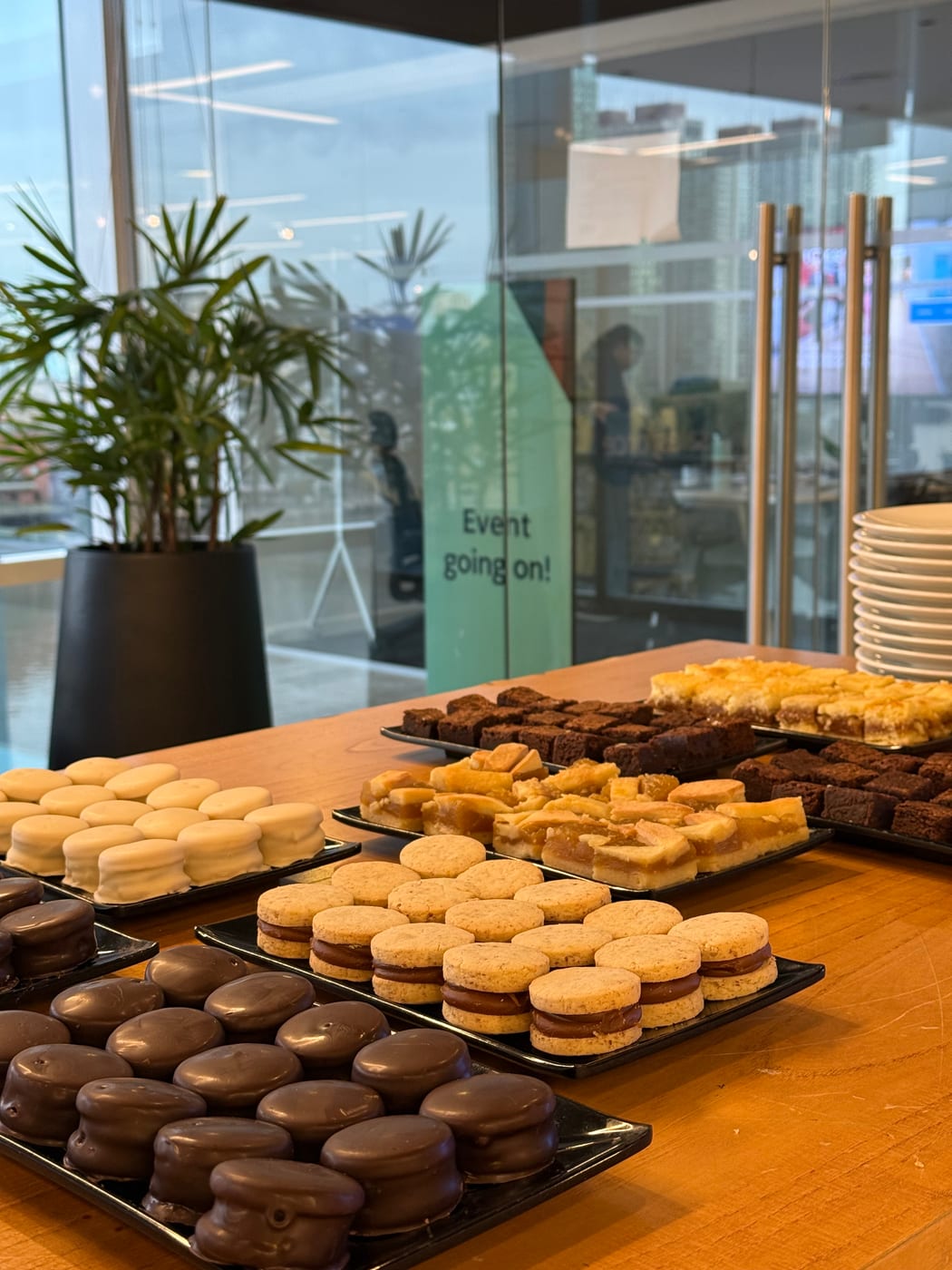 Alfajores de chocolate y medialunas para una pausa dulce