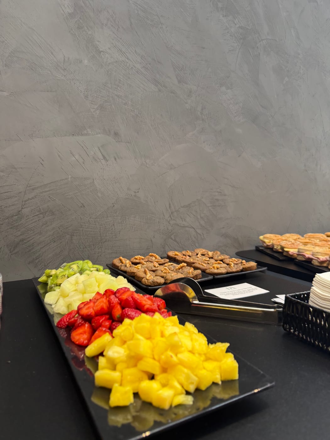 Tabla de frutas frescas, quesos y aceitunas para una pausa