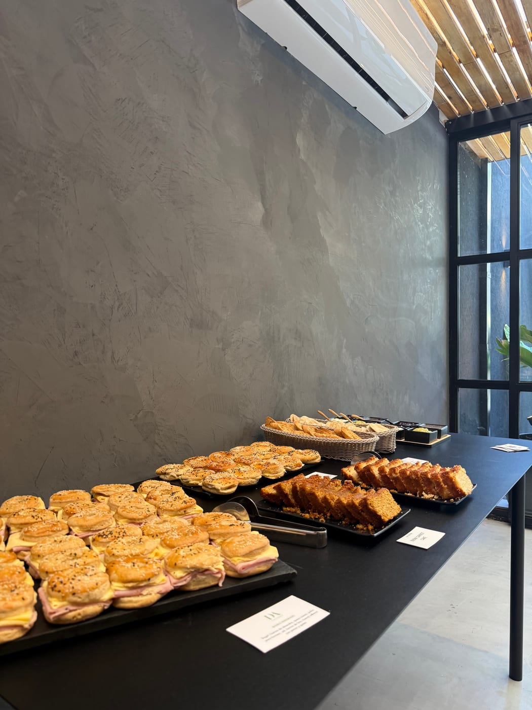 Mini postres y bocaditos dulces para un coffee break