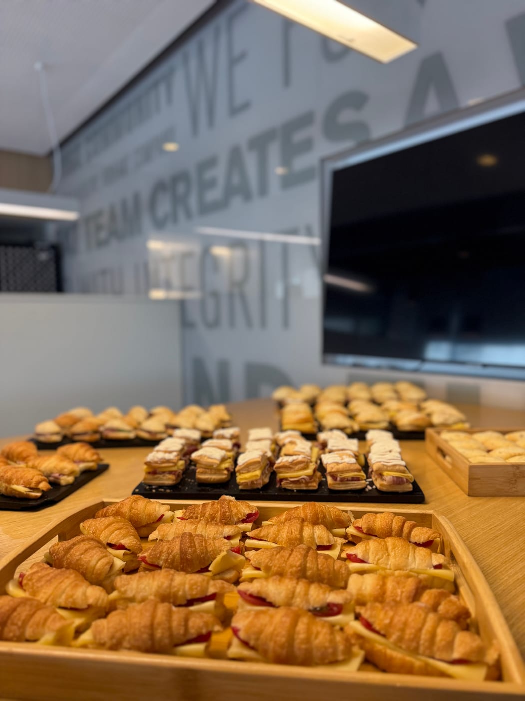 Medialunas y croissants recién horneados para un desayuno