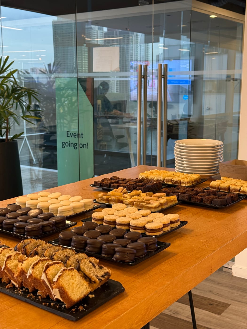 Medialunas y alfajores de maicena en un buffet de desayuno