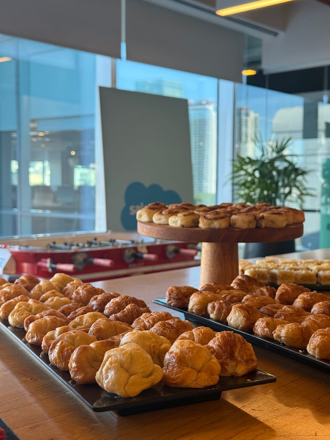 Panificados en bases escalonadas para un desayuno de oficina
