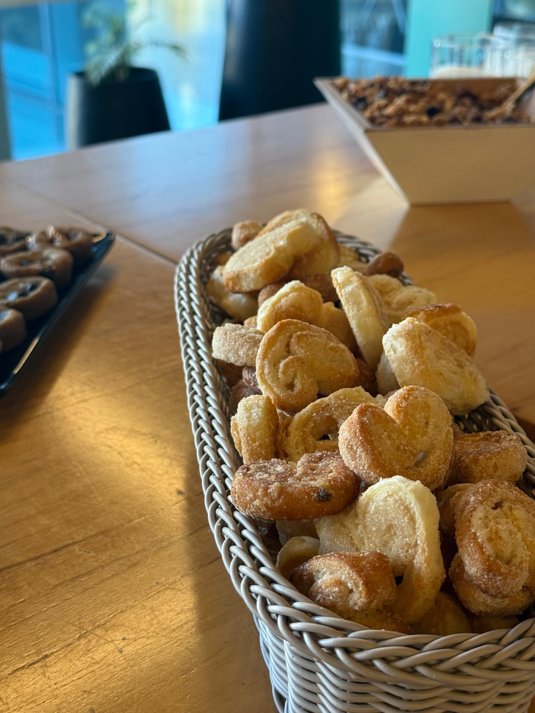 Canasto de pan de queso y panificados para un desayuno corporativo