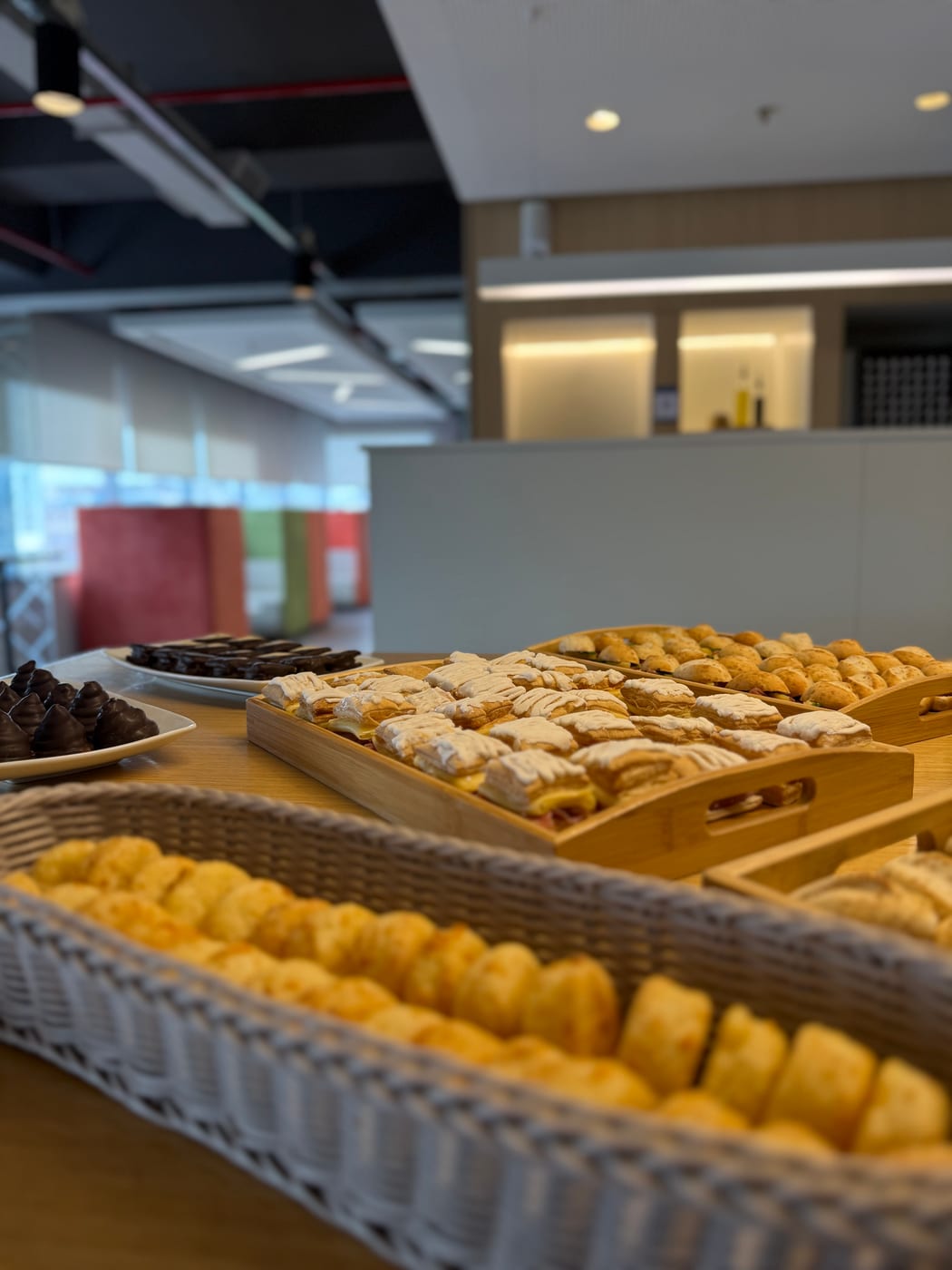 Bandejas de facturas, pasteles y bombones de chocolate para un coffee break corporativo
