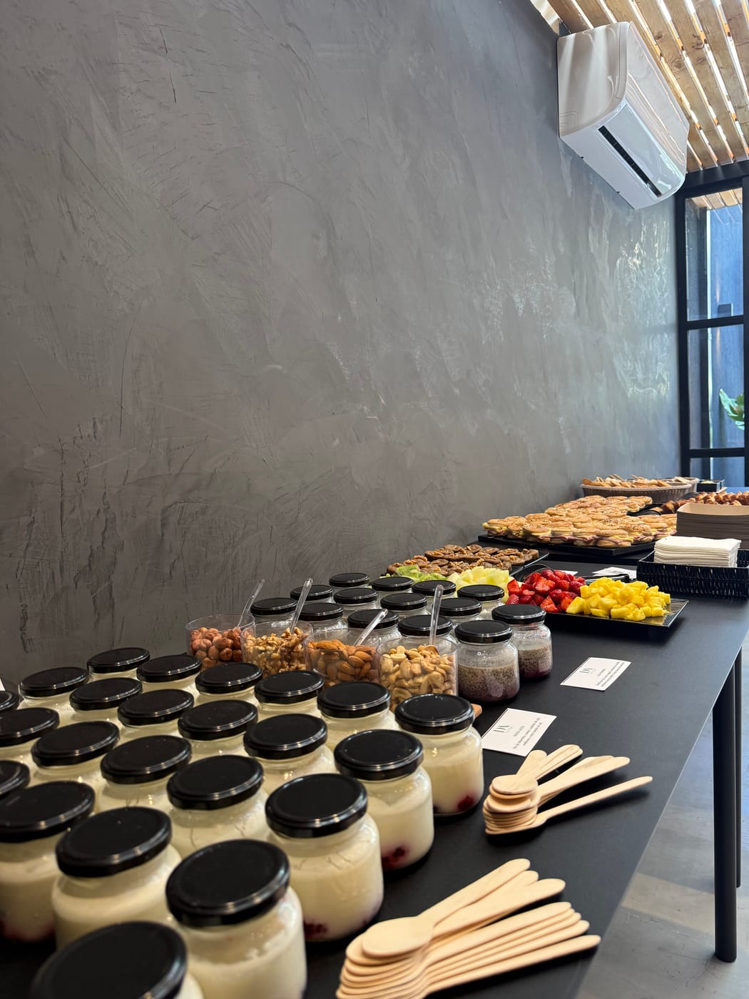 Estación de frutos secos, frutas frescas y granola para una pausa saludable