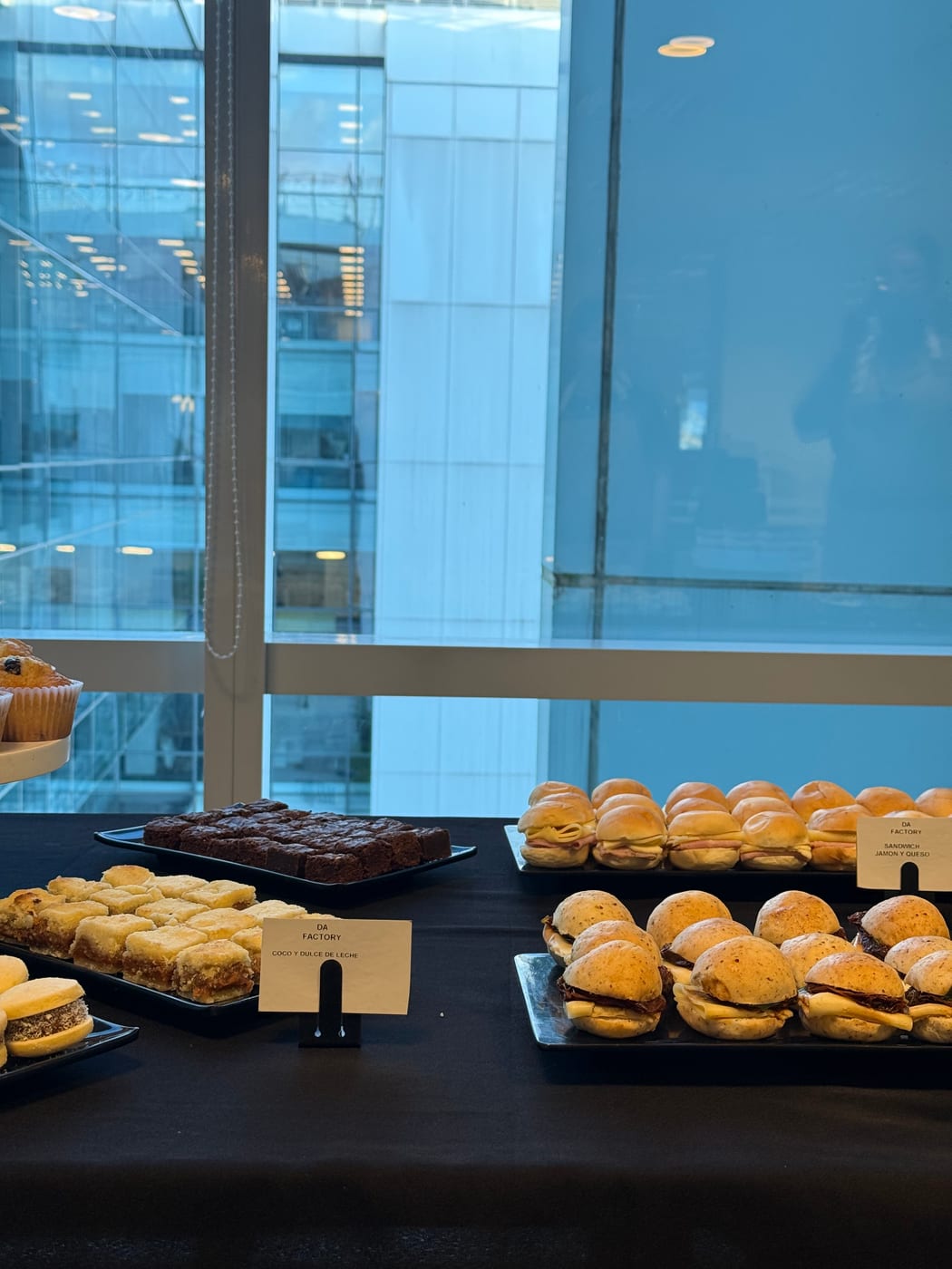 Mini hamburguesas, brownies y muffins para una pausa corporativa