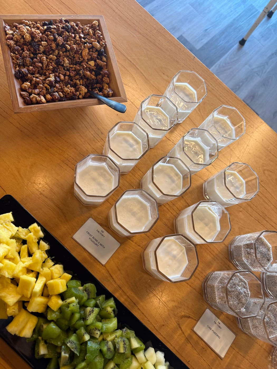 Chía pudding, bowls de yogur con fruta y granola para un desayuno saludable