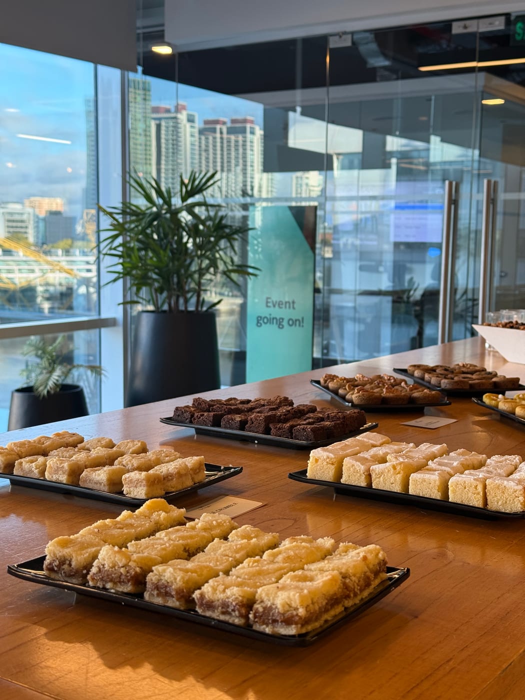 Surtido de facturas, budines y brownies en bandejas para un coffee break corporativo