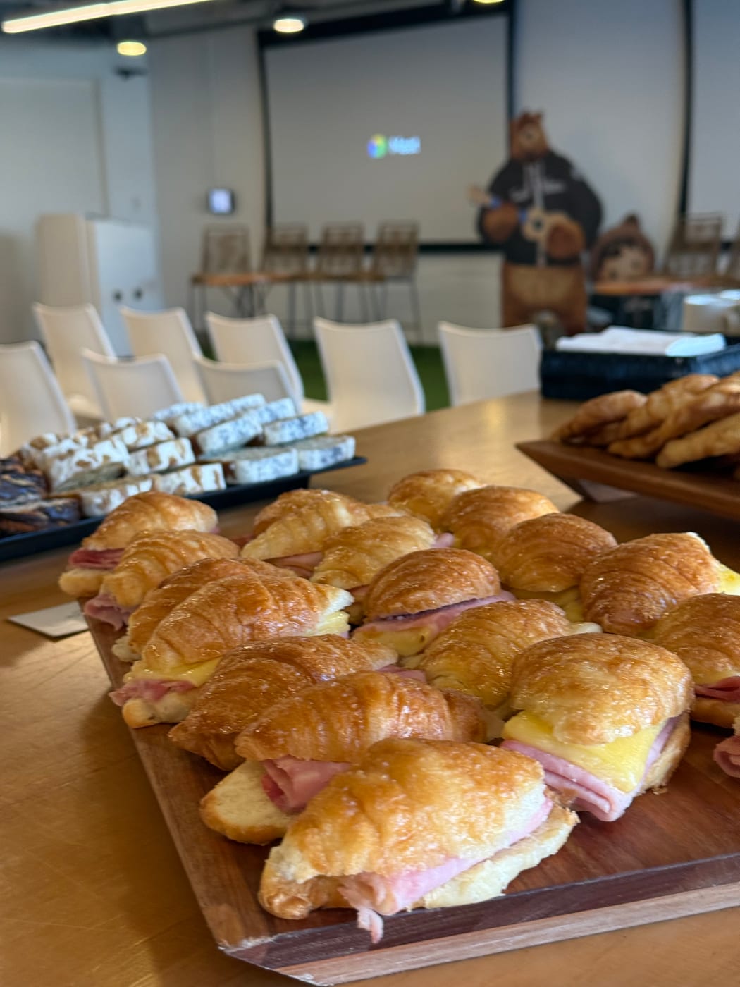 Tabla de medialunas rellenas de jamon y queso servidas en un evento